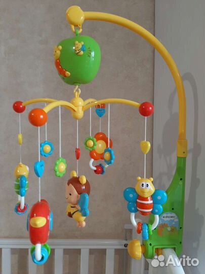 Мобиль на кроватку жирафики