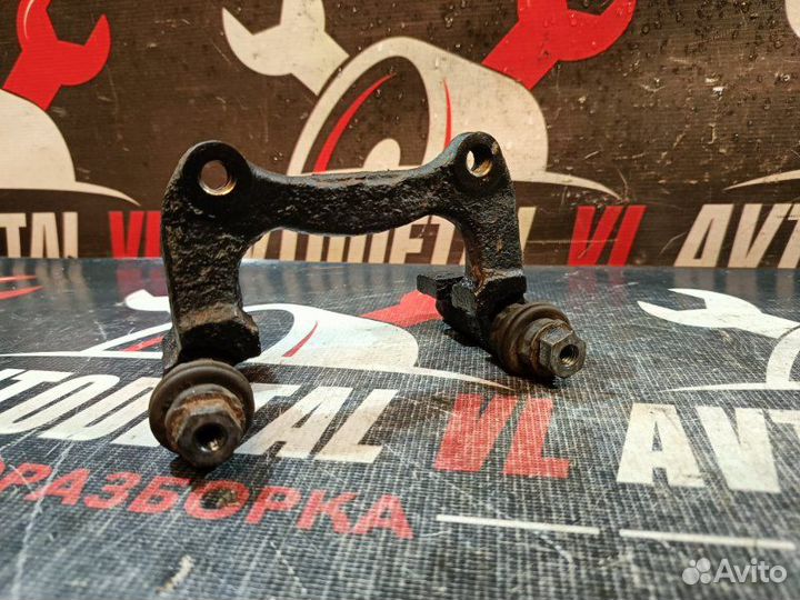 Скоба суппорта задняя левая Volkswagen Passat B5