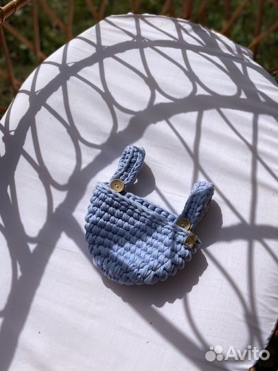 Корзина вязанная подвесная в кроватку (голубая)