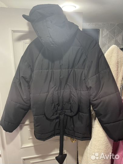 Черная зимняя куртка черта дизайнера