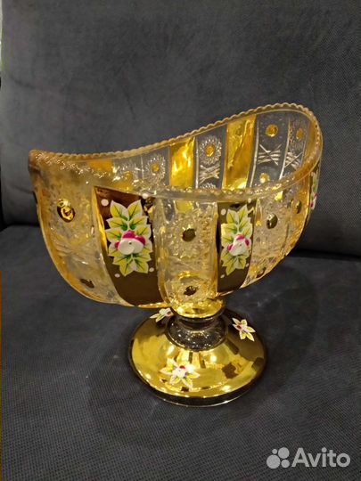 Ваза для фруктов на ножке