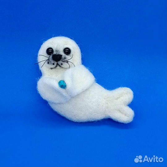 Брошь: Нерпа с бирюзой