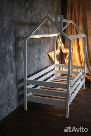 Детская кроватка домик из массива от 3 лет