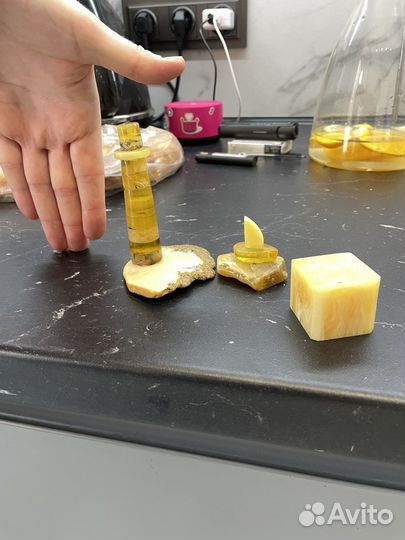 Янтарный сувенир маяк и кораблик