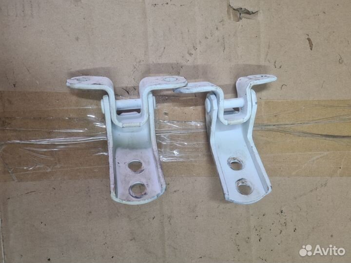 Петли передней левой двери toyota corona 190