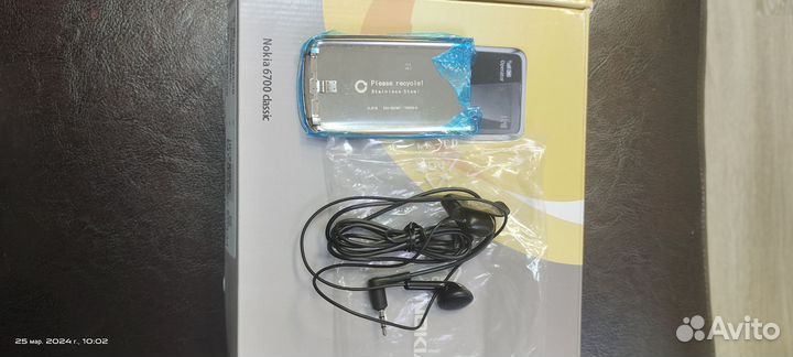 Задняя крышка телефона Nokia 6700 и наушник
