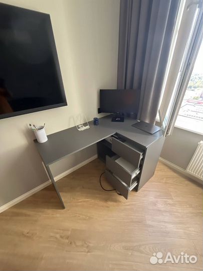 Угловой письменный стол