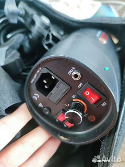 Две фотовспышки (студийный свет)