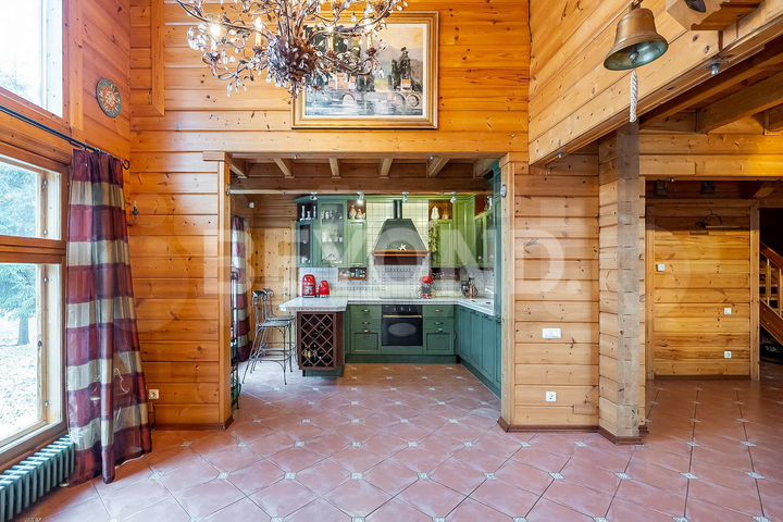 Дом 300,2 м² на участке 24,8 сот.