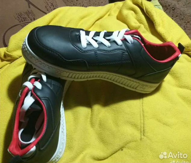 Кроссовки разные