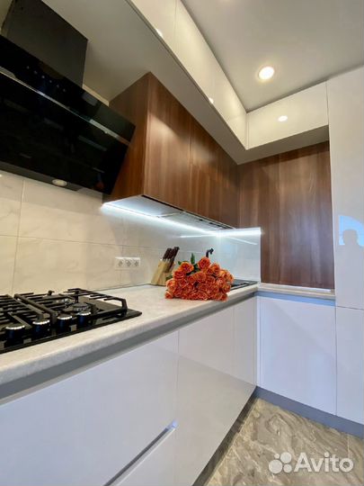 Кухня на заказ под потолок