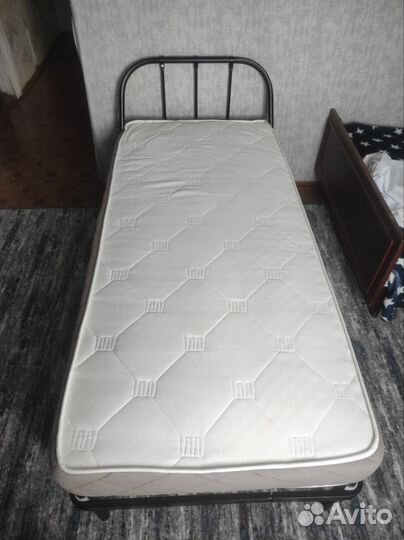 Кровать с матрасом