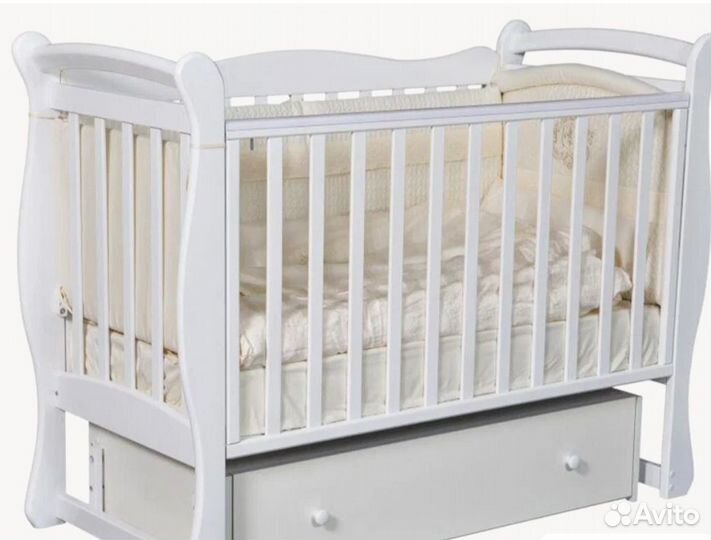 Детская кроватка с маятником