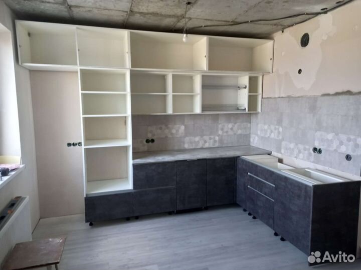 Кухня на заказ с ручкой Gola, двухярусная