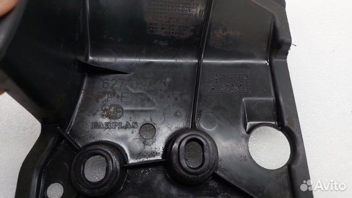 Пыльник бампера задний правый Toyota Corolla E180