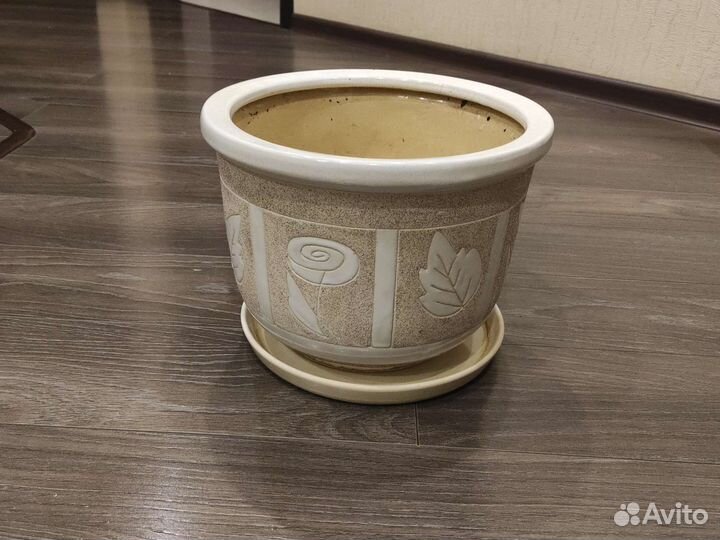 Глиняный горшок для цветов