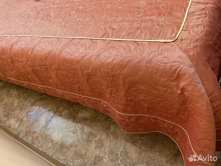 Покрывало и подушки