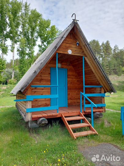 Домики на берегу реки