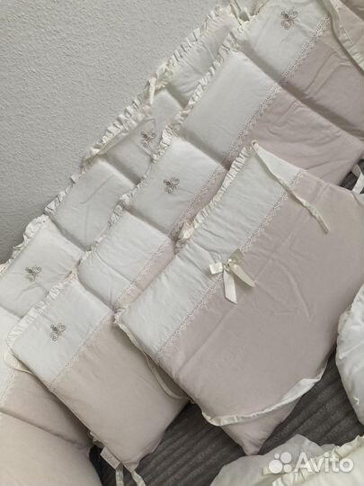 Бортики в кроватку с комплектом постельного белья