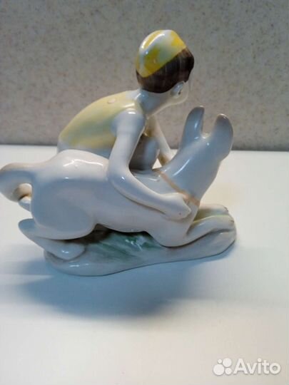 Фарфоровая статуэтка 