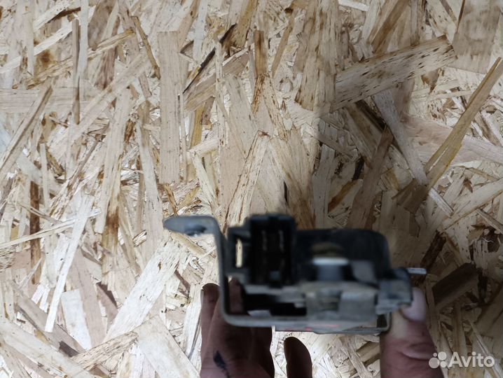 Активатор замка задней левый Hyundai Sonata Y3 97