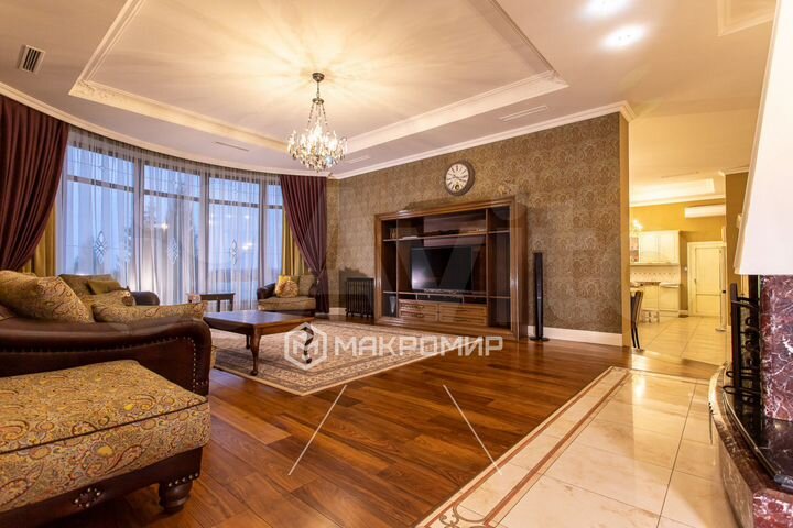 Дом 900 м² на участке 4 га