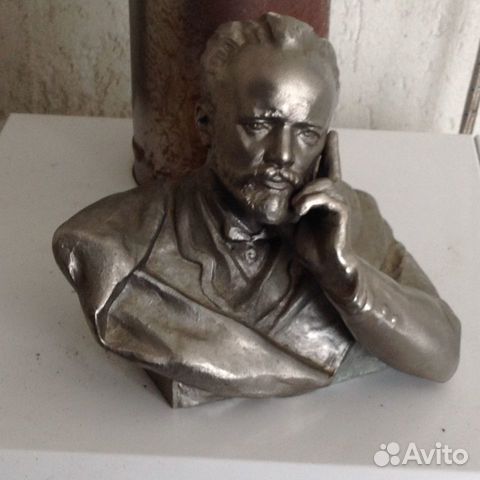 Статуэтки: бюст Чайковского и Есенина