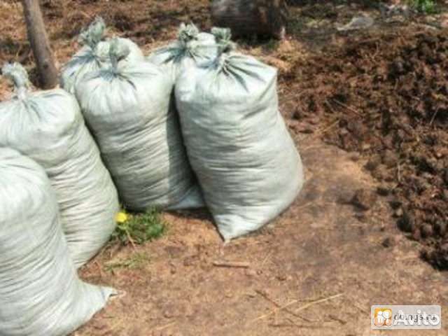 Чернозем в мешках и навоз