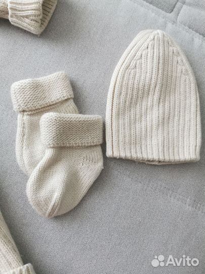 Вязаный костюм для новорождённого