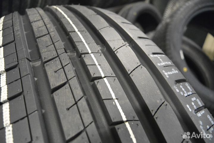 Royal Black Royal Mile 205/65 R16 95H