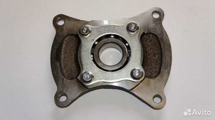 Фланец с обоймой подшипника выходного вала коробки