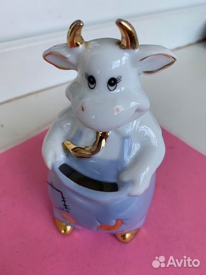 Фарфоровая статуэтка-копилка Коровка
