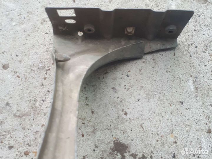 Кронштейн правого крыла ауди олроад а6с5