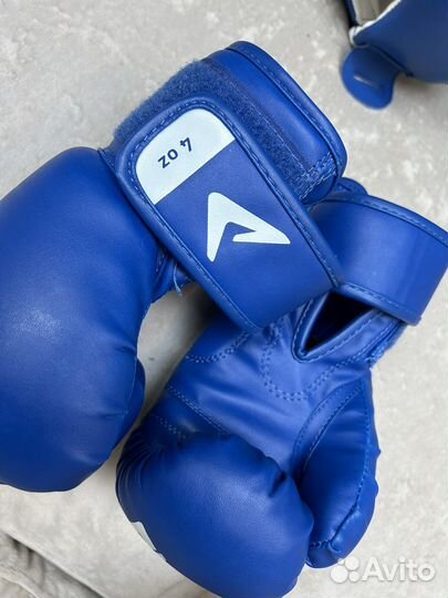 Боксерские перчатки и шлем