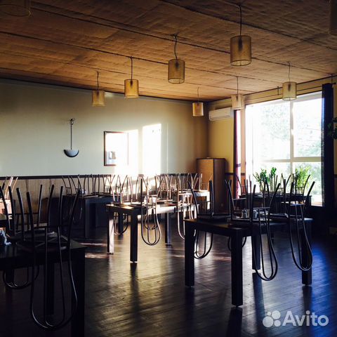 Кухонный работник-мойщик посуды