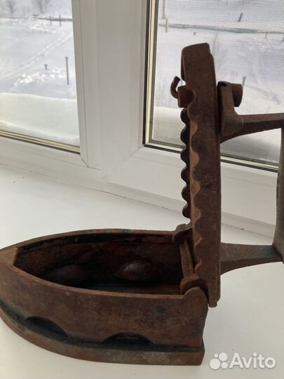 Старинный угольный утюг