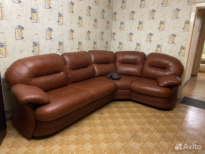 Кожаный диван