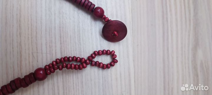 Красные деревянные бусы