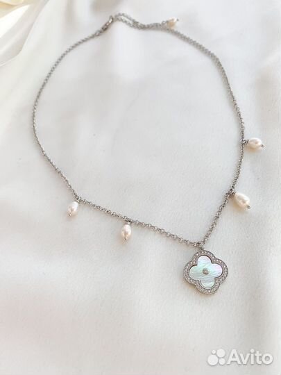 Колье с натуральным жемчугом и подвеской клевер