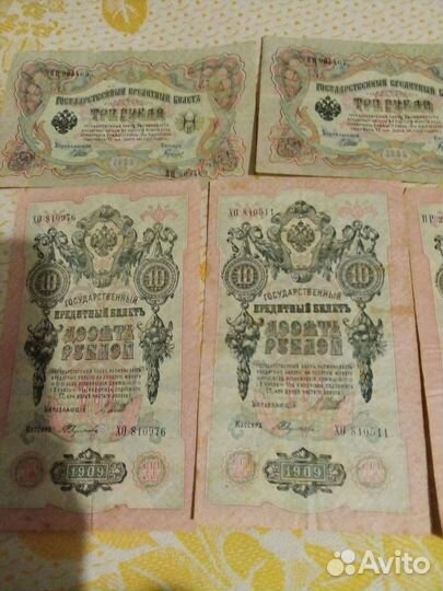 Книги банкноты деньги