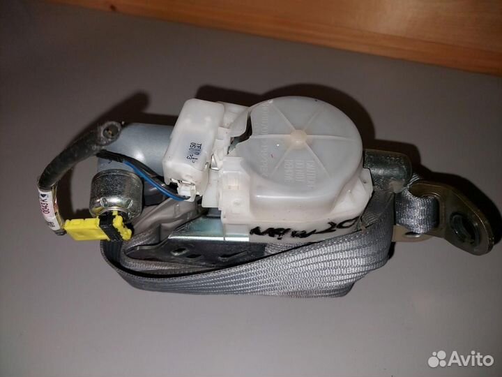 Ремень безопасности передний правый Toyota Prius 2