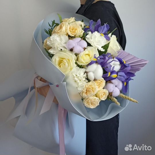 Букет с ирисами и розами