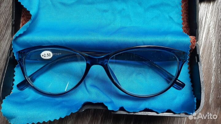 Очки для зрения + 2.50 и футляры