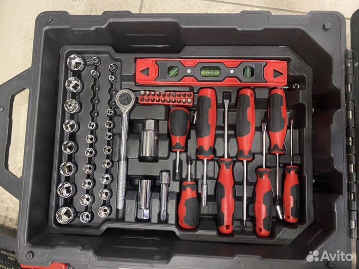 Чемодан с набором инструментов