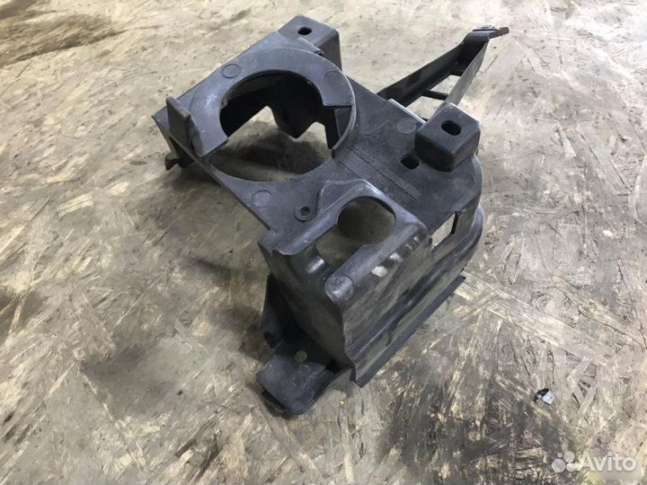 Кронштейн птф правый Toyota Land Cruiser 200