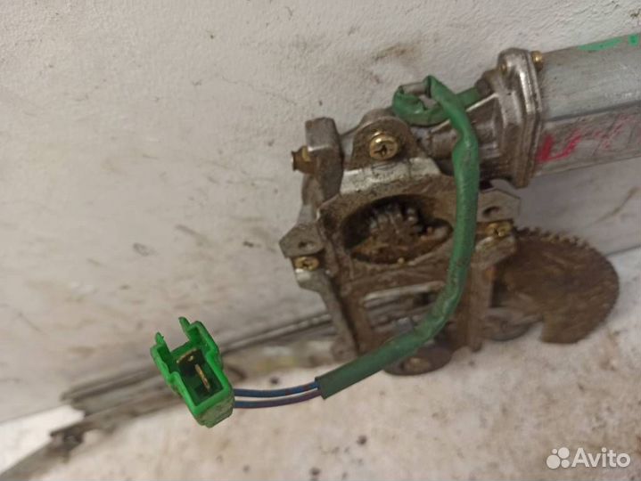 Стеклоподъемник электрический передний правый 6211