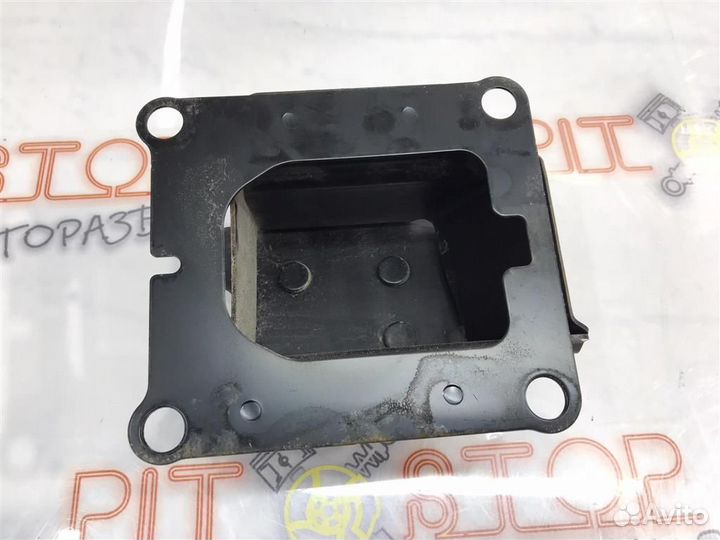 Кронштейн усилителя переденго бампера правый Niss