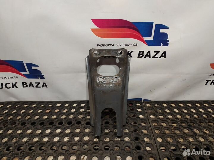 Кронштейн переднего амортизатора