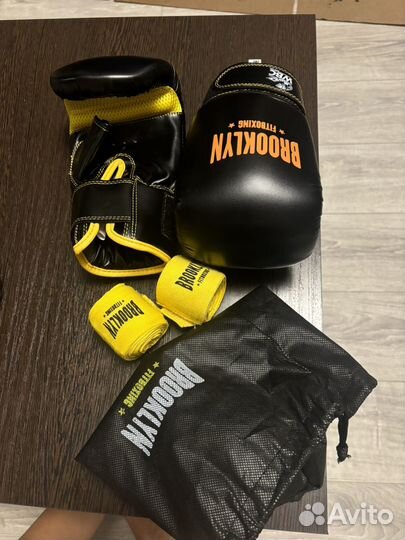 Боксерские перчатки, бинты