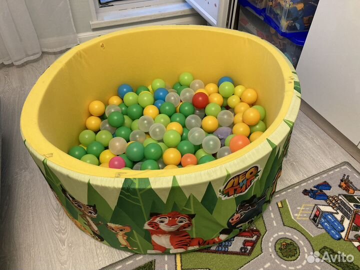 Сухой бассейн с шариками